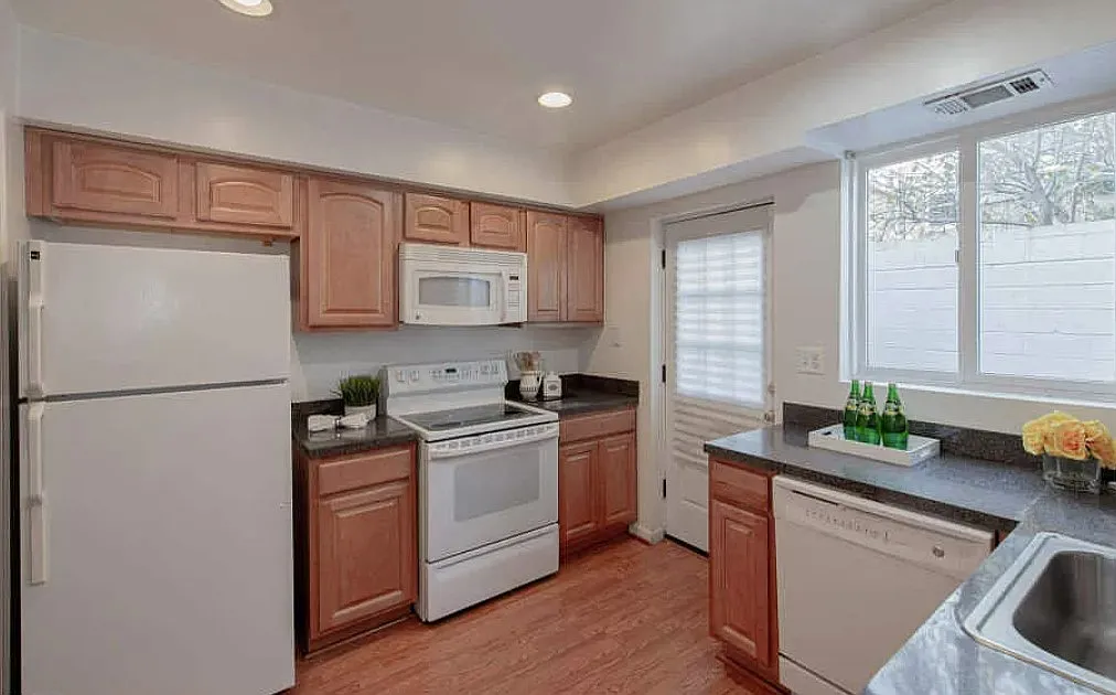 2 bed, 1.5 bath, 1526 sqft, $2,200 — Photo 3