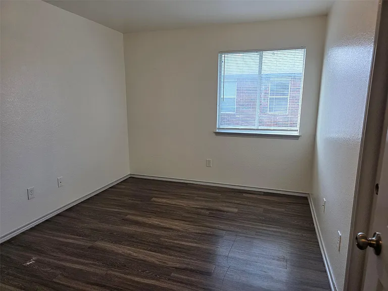 319 Riverwalk Dr — Photo 17
