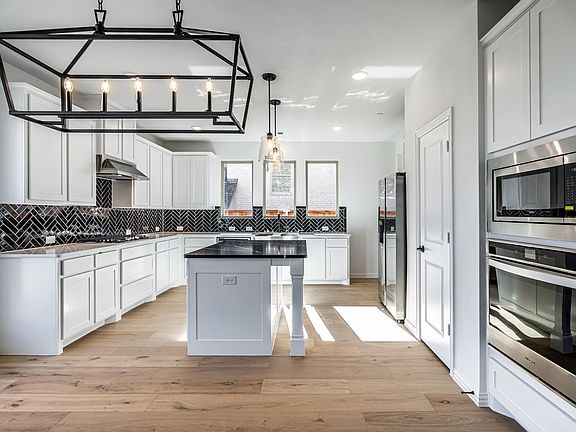 4th image of 617 Somerset Dr