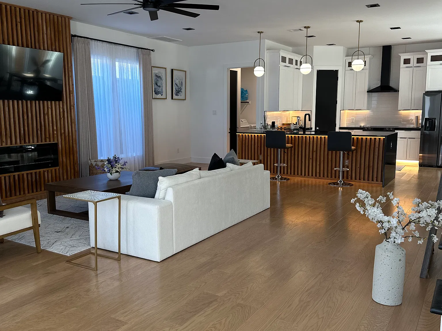 3 bed, 2.5 bath, 2750 sqft, $3,500 — Photo 1