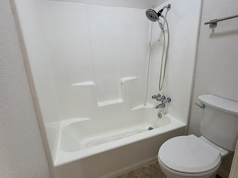 UPSTAIRS FULL BATHROOM