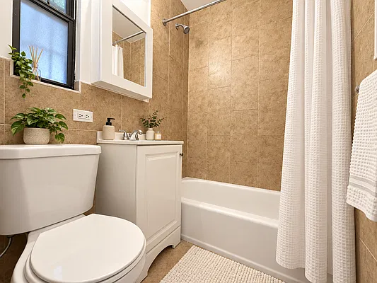 Bathroom, photo 1