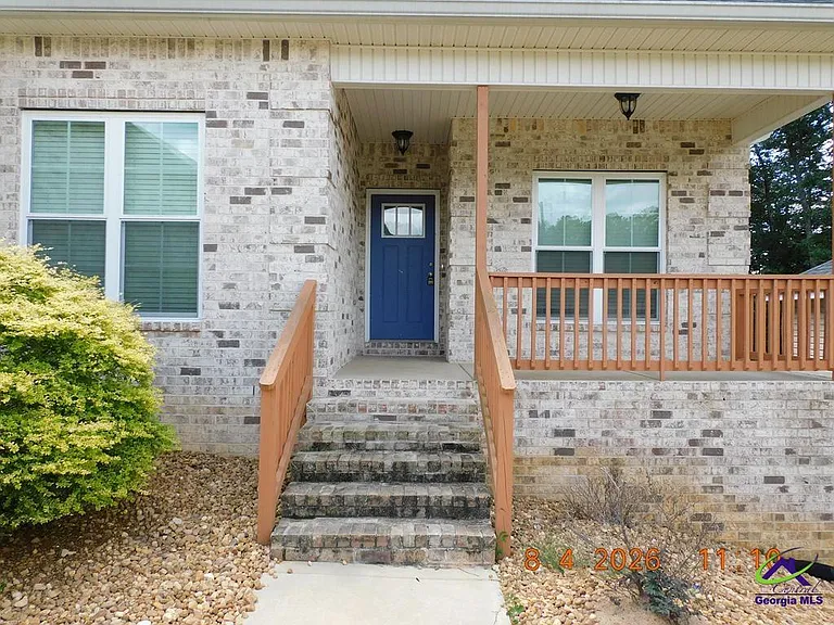 211 Lasso Dr — Photo 2