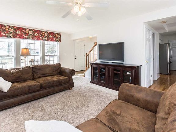 3rd image of 103 Yellowwood Ct