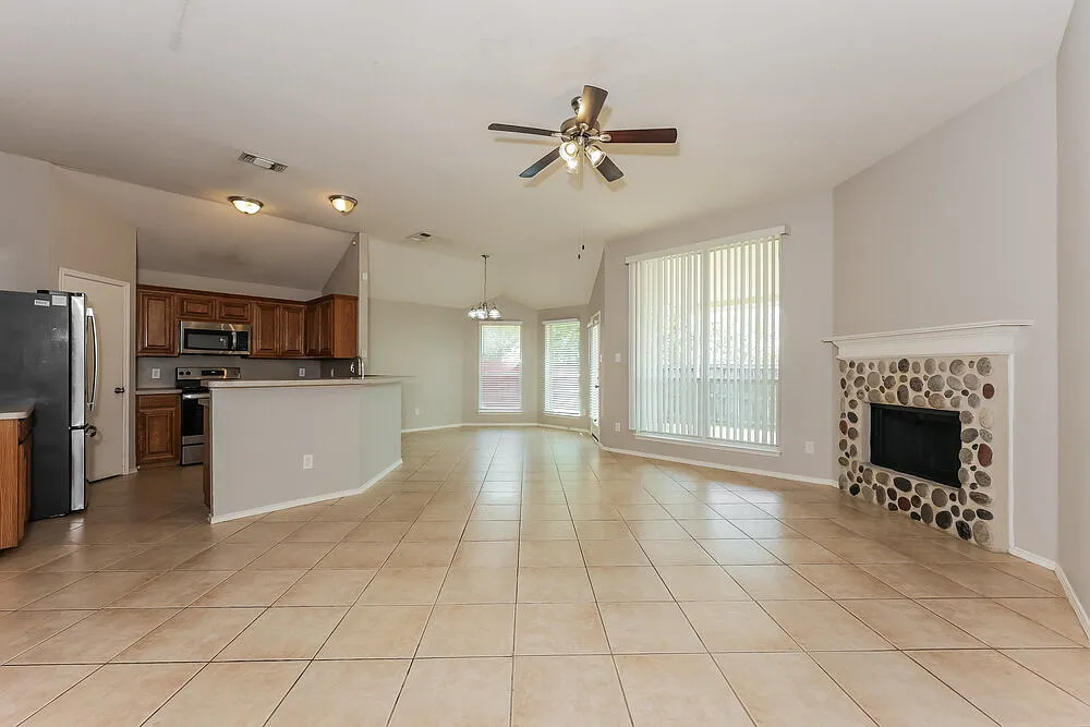 3 bed, 2.0 bath, 1758 sqft, $2,220 — Photo 4