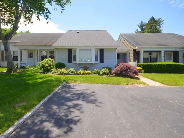 51 Freedom Lane #27, Coram, NY 11727