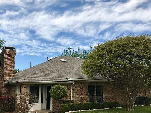 Beautiful half duplex located near many restaurants and entertainment. Lawn service is included.