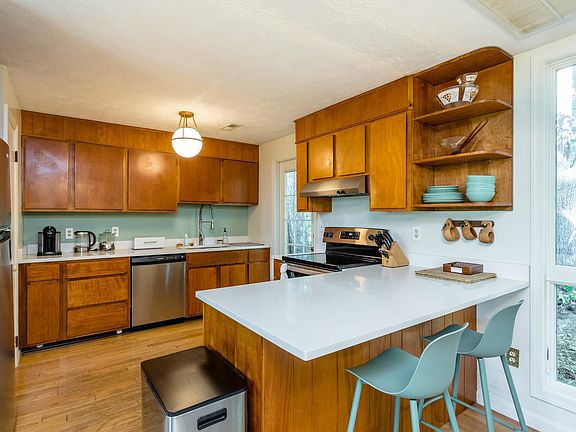 3rd image of 1231 Woodcrest Cir