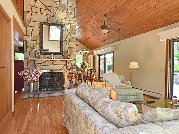 3rd image of 51 Raccoon Hill Rd