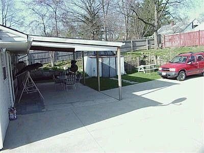 5th image of 887 Cree Ave
