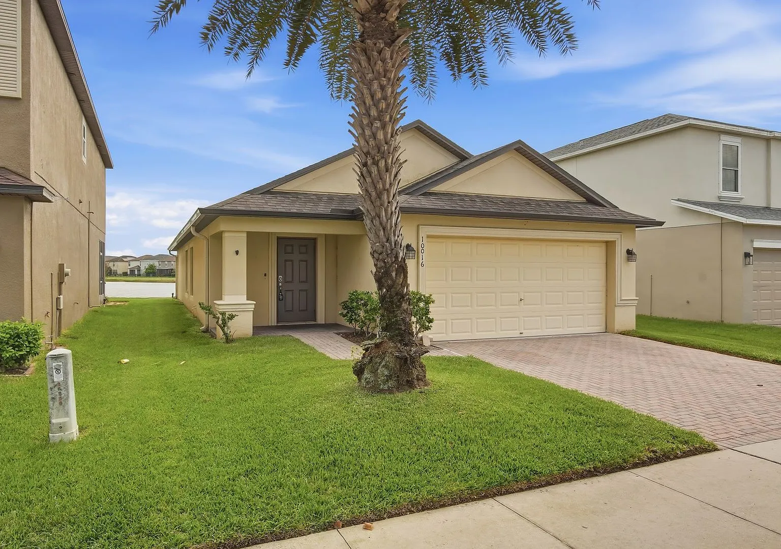 Beautiful 3 bedroom/2bath/2 car garage with oversized backyard on a beautiful pond with lots of c... — Photo 2