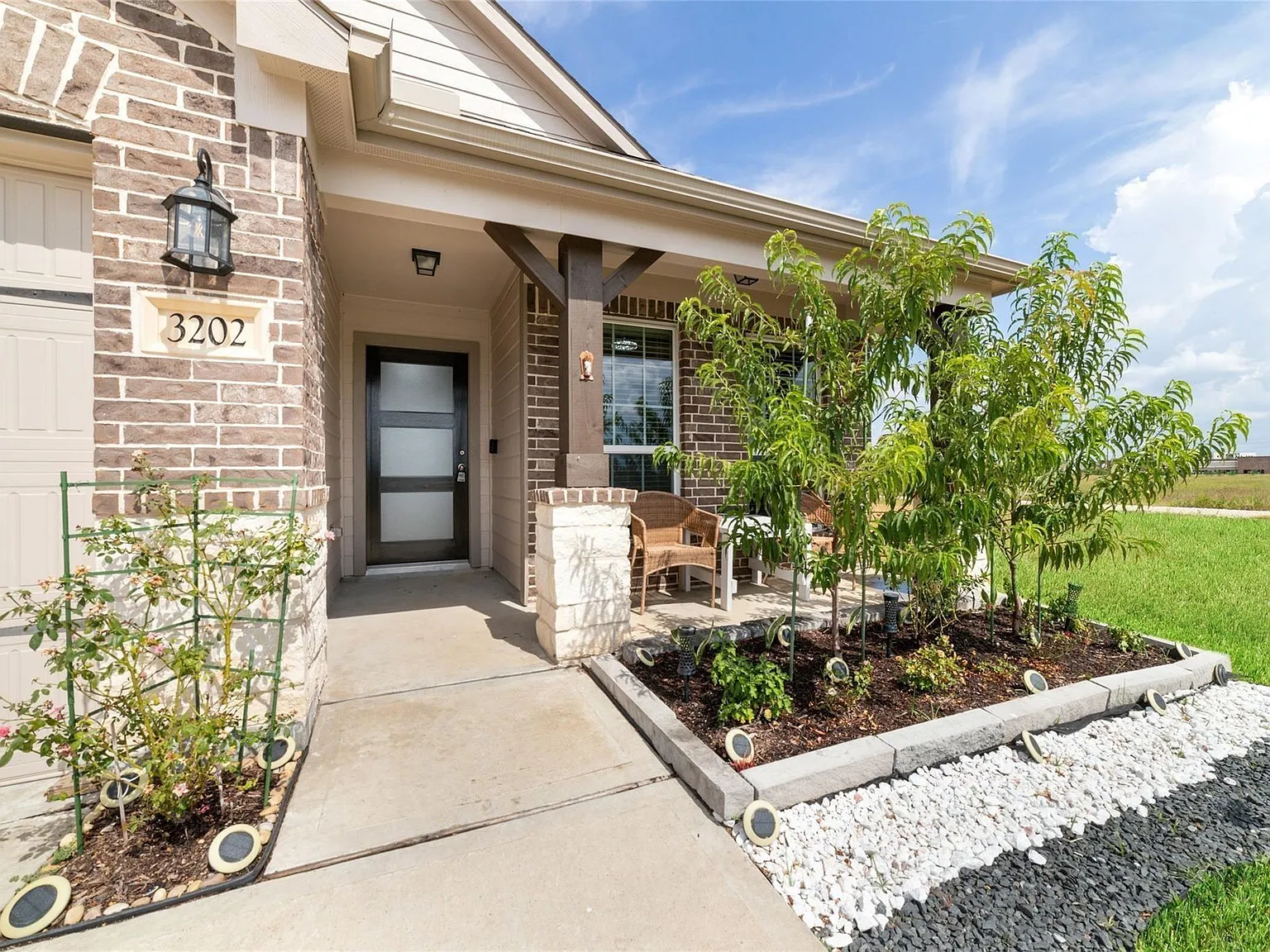 4 bed, 3.0 bath, 1913 sqft, $2,450 — Photo 2