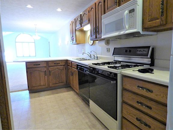 3rd image of 1604 Blue Heron Way