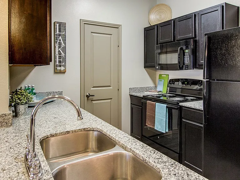 The Lakeshore Apartment Homes — Photo 5