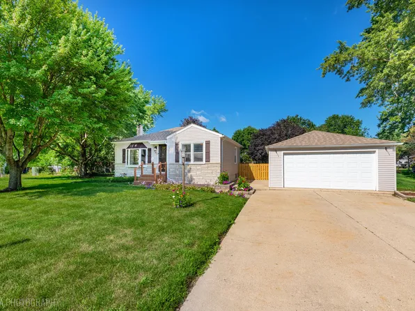 380 Charlotte Ave, Crystal Lake, IL 60014