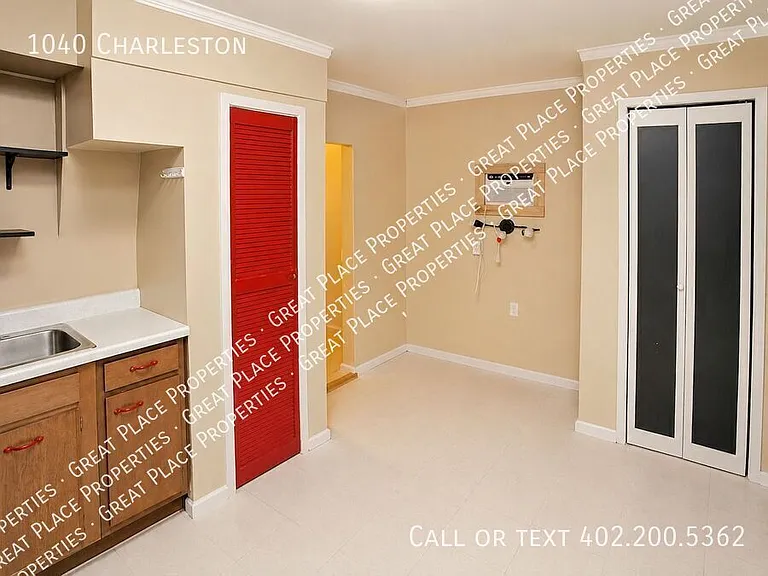 1040 Charleston St — Photo 5