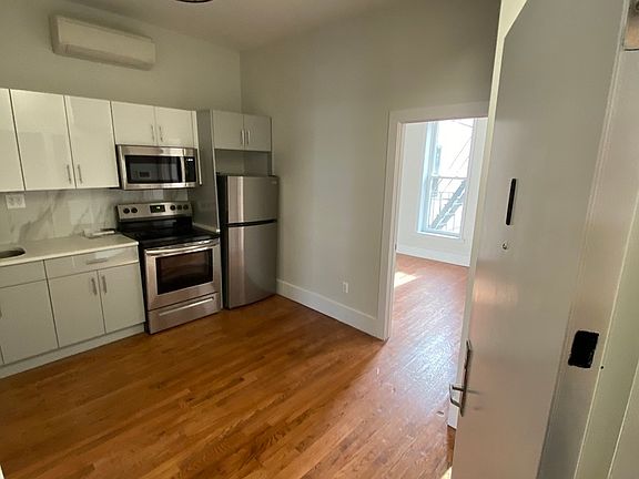 4th image of 542 Willoughby Ave #Aa