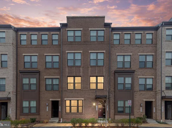 20700 Wood Quay Dr, Sterling, VA 20166
