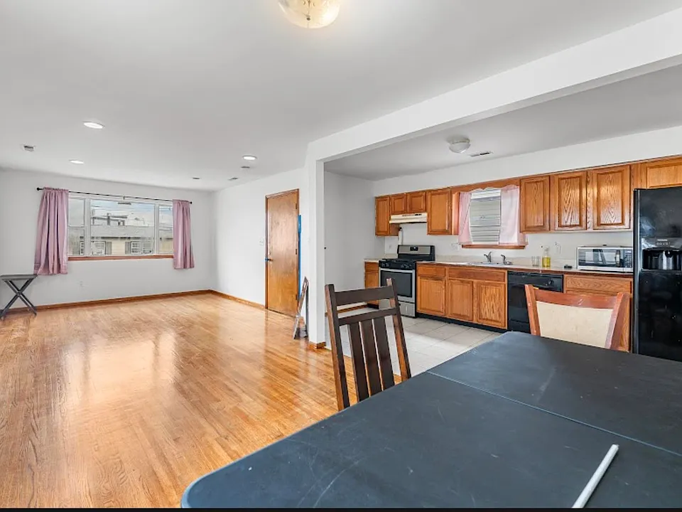 151 Hobart Ave #2