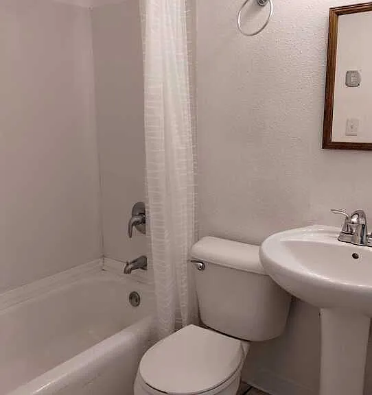625 W 7th St #1 — Photo 3