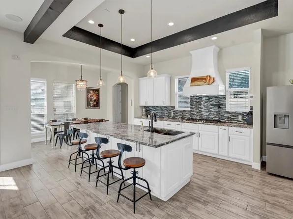 100 Maverick Ct, Granbury, TX 76049