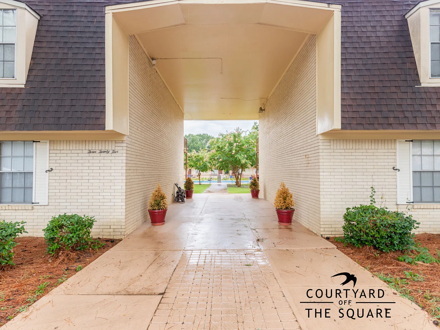 Courtyard Off The Square Apartments — Photo 2