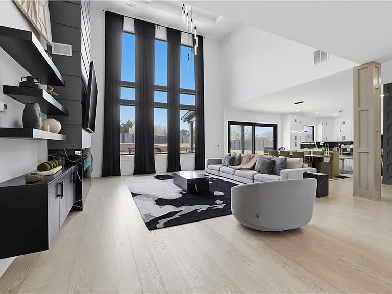 556 Versailles Dr — Photo 4