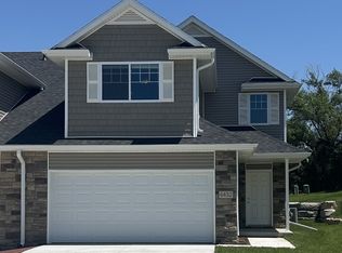 6452 Maple View Ct, Lincoln, NE 68512