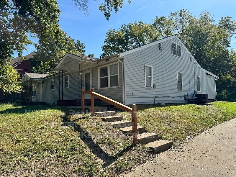 3 bed, 1.5 bath, $1,295 — Photo 2