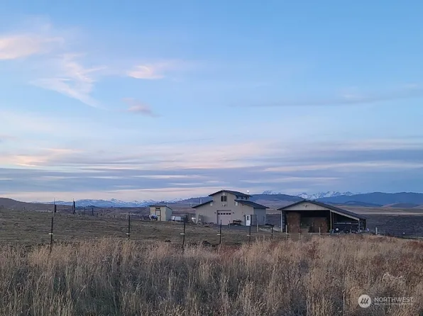 211 Labrador Drive, Thorp, WA 98946