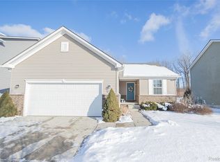 17155 Theresa Ln, New Boston, MI 48164