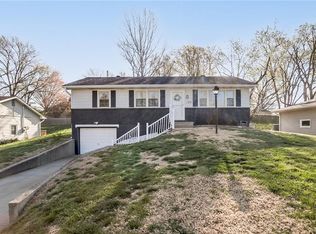 909 Lindenwood Ln, Liberty, MO 64068