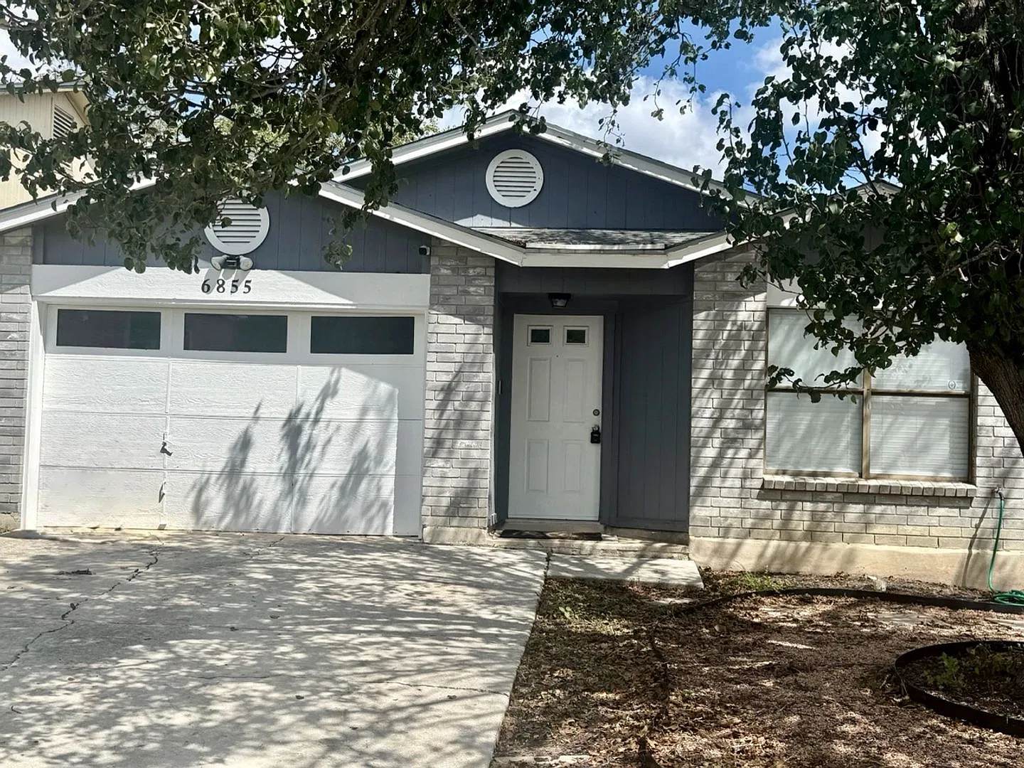 Beautiful 3/2 single story home w/tile flooring throughout! — Photo 2