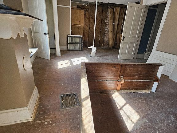 4th image of 737 Riverside Avenue