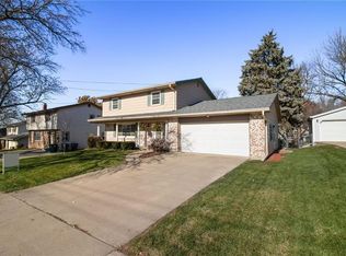 8905 Franklin Ave, Clive, IA 50325