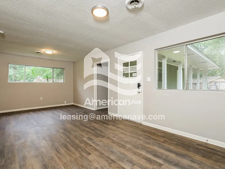 1913152_002_living_room_13745655.jpg