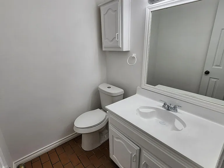429 Benjamin St — Photo 16