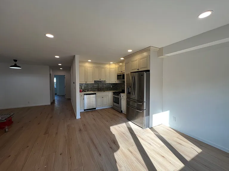 Kitchen (different view)