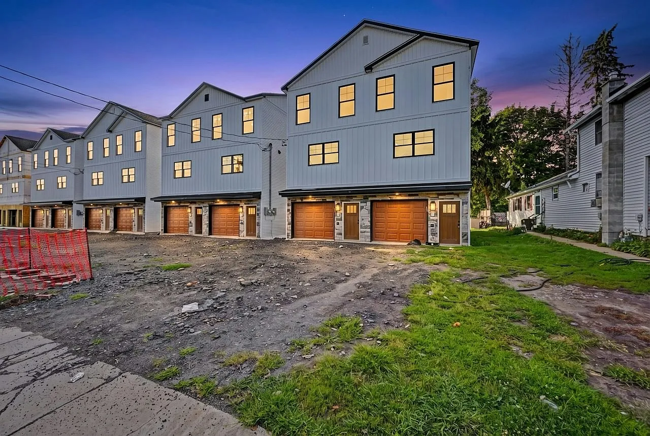 210 Hull Avenue — Photo 1