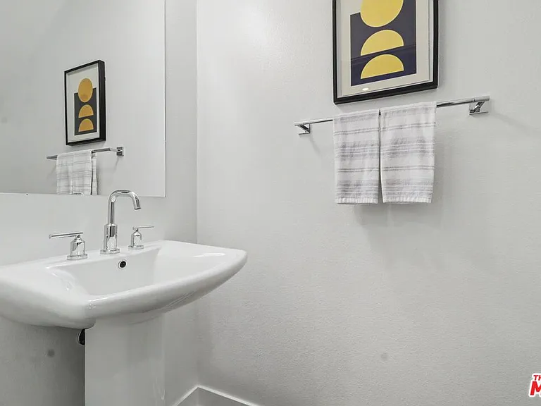 126 Hazel Dr — Photo 7