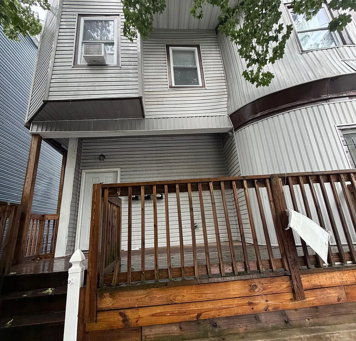 4 bed, $2,600 — Photo 1