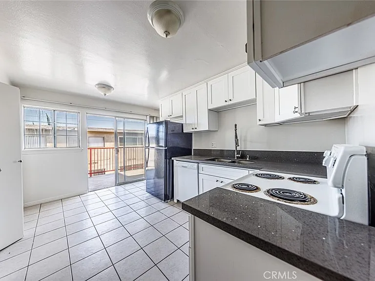 810 E Grand Ave — Photo 2