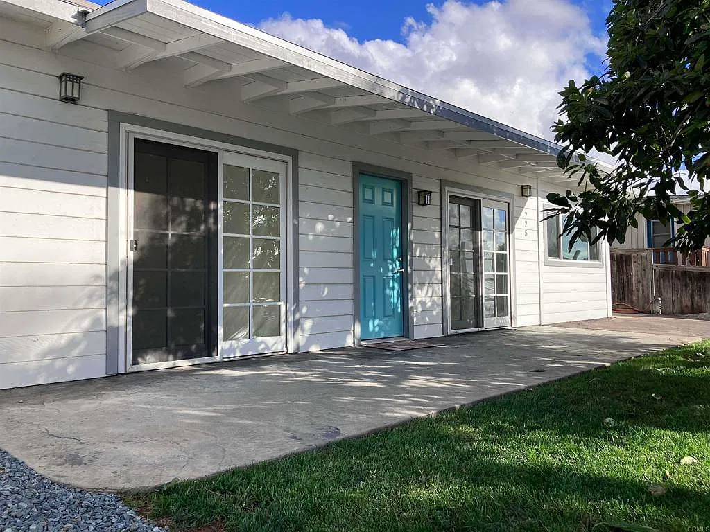 2 bed, 907 sqft, $5,200 — Photo 1