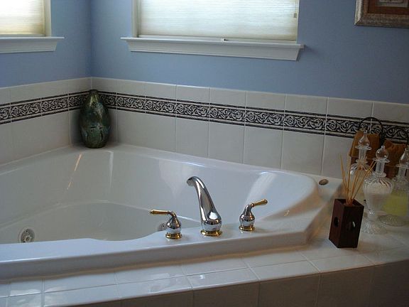 Master Bath w/Jacuzzi & Shower