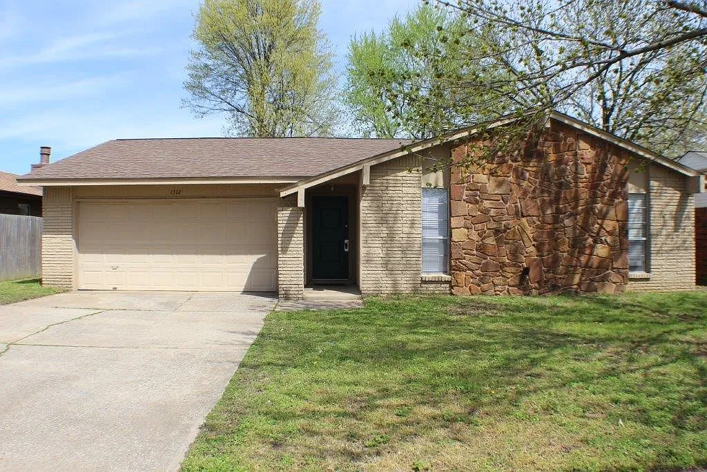 Coming soon 3 Bedroom in Broken Arrow! — Photo 1