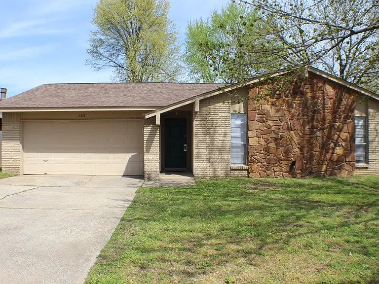 1312 W Pittsburg St — Photo 1