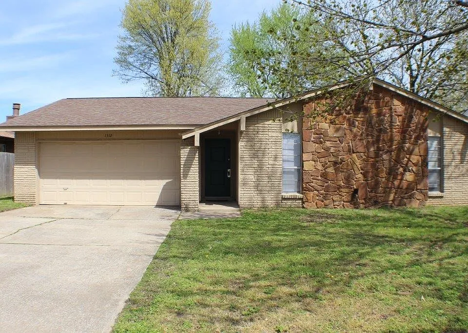 1312 W Pittsburg St