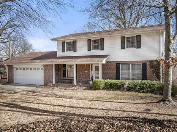 32 Lake Pembroke Dr, Saint Louis, MO 63135