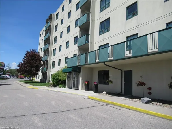 421 Fairview Dr #401, Brantford, ON N3R 7M3