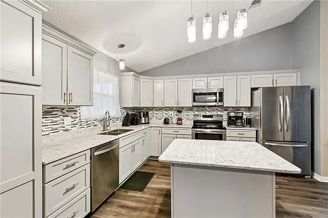 310 Oakley Ln — Photo 6